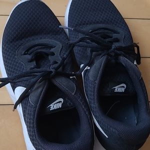 Nike men's black sneakers